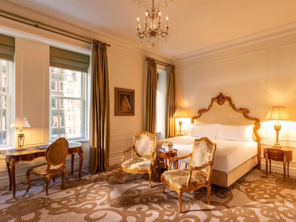 chambre lit king size deluxe - The Plaza