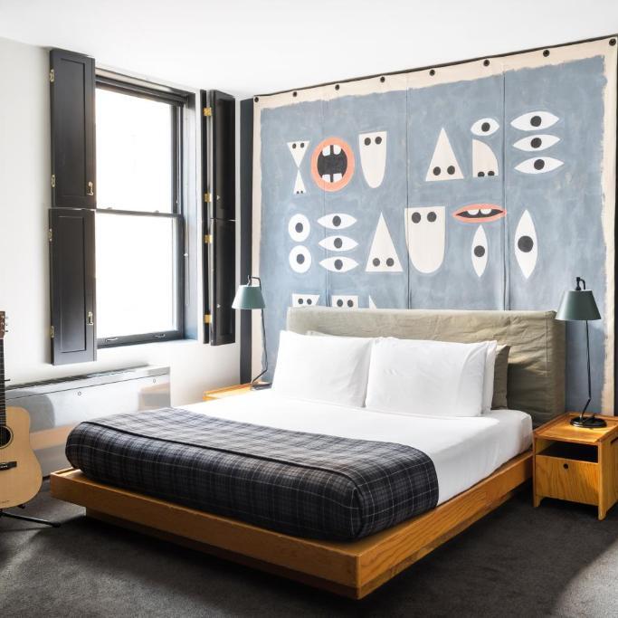 Ace Hotel New York - Chambre artistique vue large - format carré
