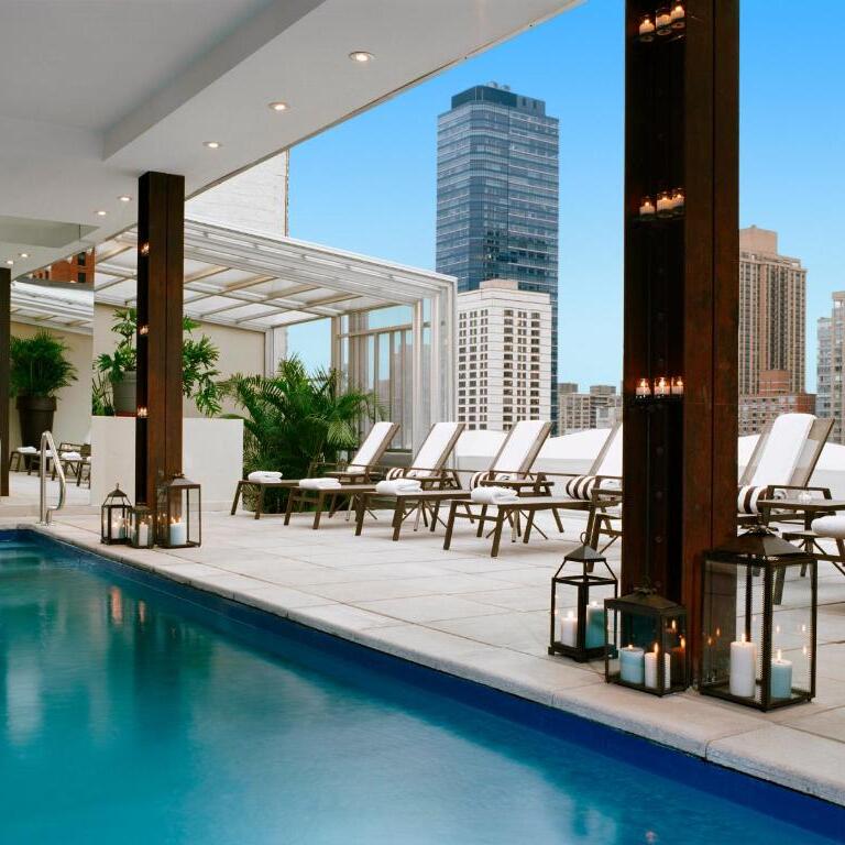 Empire Hotel New York - piscine rooftop - carré